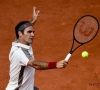 Roger Federer won in vier sets van Lloyd Harris op Wimbledon