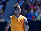 ? Nadal wint eerste match in Melbourne en zorgt daarna voor hilariteit in perszaal met ... slapende journalist