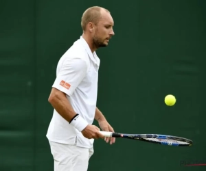 Darcis bijt in het zand tegen piepjonge Rus