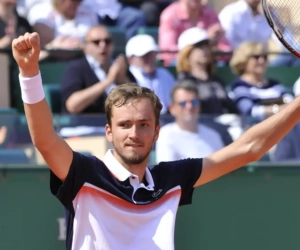 Daniil Medvedev en andere toptennisser laten zich van een slechte kant zien: ze reden 190 kilometer per uur op een baan waar maximum 110 kilometer per uur gereden mag worden