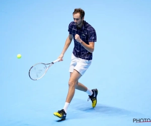 Daniil Medvedev komt met de schrik vrij op de Australian Open: Nummer 2 van de wereld verliest eerste twee sets, maar trekt alsnog aan het langste eind