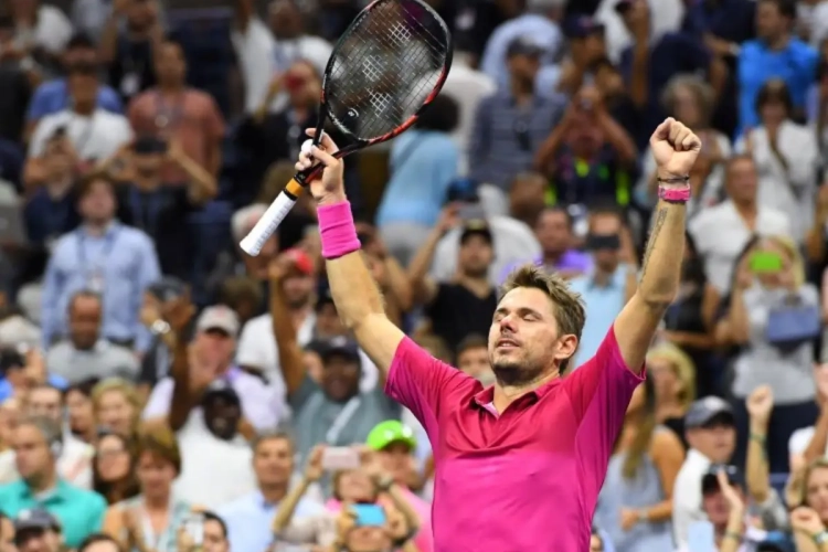 Wawrinka heeft eerste zege beet en blijft op koers voor halve finales in Londen