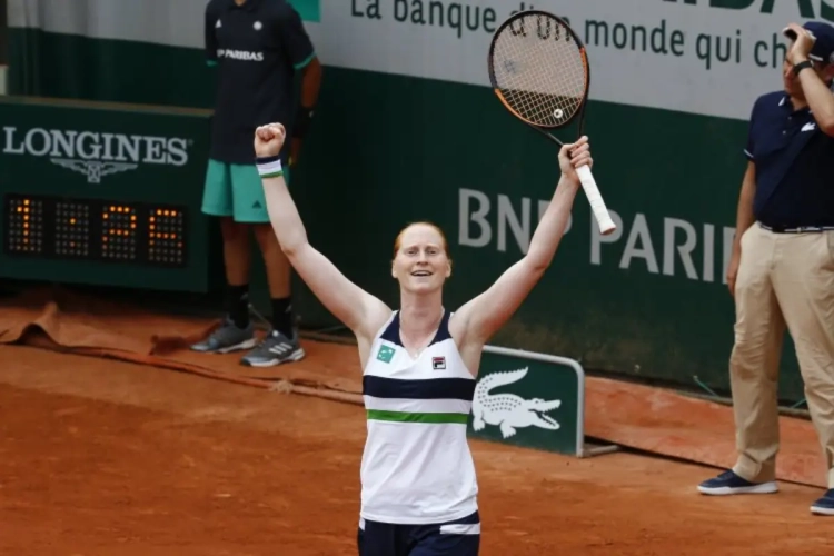 🎥 Alison Van Uytvanck ontdoet zich van Française en plaatst zich voor tweede ronde in Rabat