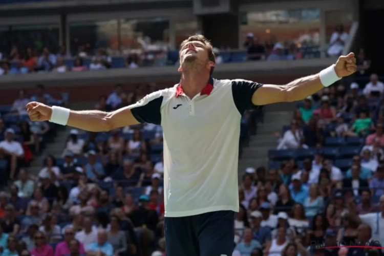 Carreño Busta bij het kransje toernooiwinnaars na drukke tennisweek