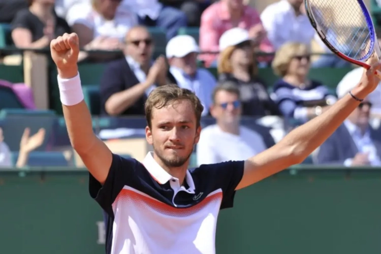 Daniil Medvedev en andere toptennisser laten zich van een slechte kant zien: ze reden 190 kilometer per uur op een baan waar maximum 110 kilometer per uur gereden mag worden