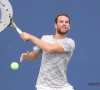 ? Tennisser pakt uit met no look-shot (maar verliest wel)