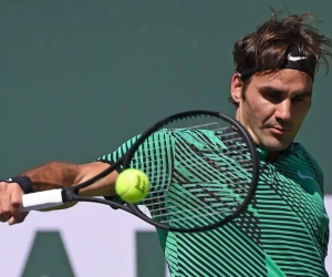 VIDEO: Stijlvolle Roger Federer slaat de bal mis met déze smoking