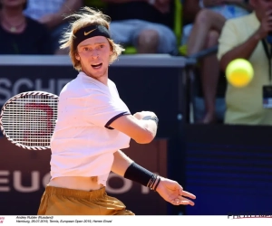 Nummer 7 van de wereld ontzegt Auger-Aliassime 2de titel op rij, ook onder meer 'nieuwe Nadal' pronkt met trofee