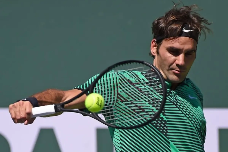 VIDEO: Stijlvolle Roger Federer slaat de bal mis met déze smoking