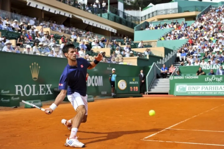 🎥 Taaie Rus stuurt nummer één van de wereld Novak Djokovic al vroeg huiswaarts