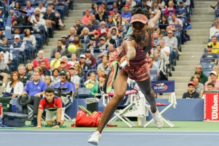 Venus Williams plaatst zich voor de 9e keer voor halve finales US Open en daarin komt ze een landgenote tegen