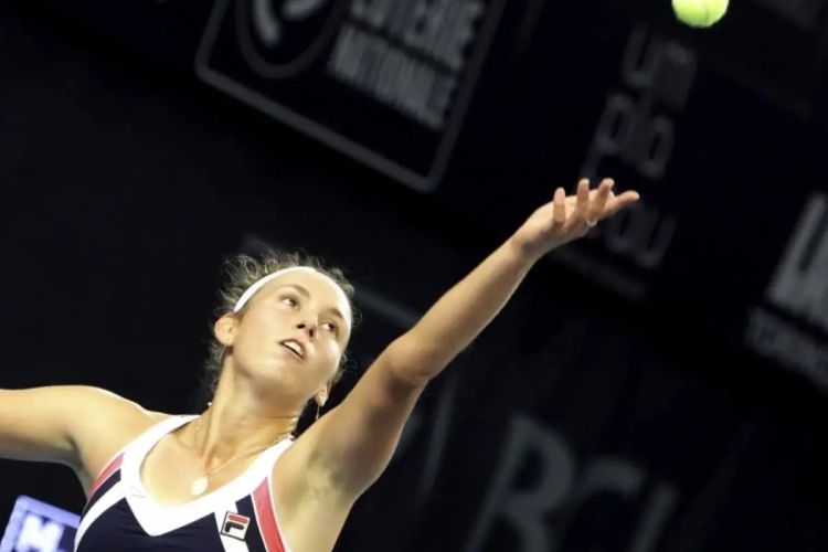 Ze doet het! Na veel vijven en zessen volgt Elise Mertens zichzelf op in Hobart