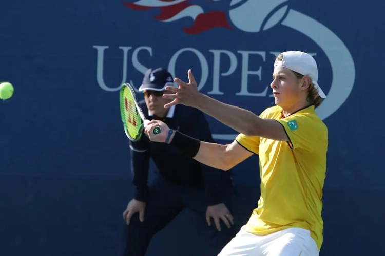 Stuntman Bergs wint na mindere periode eerste ATP-match: "Ik drijf op emoties" en "Geluk eens langs mijn kant"